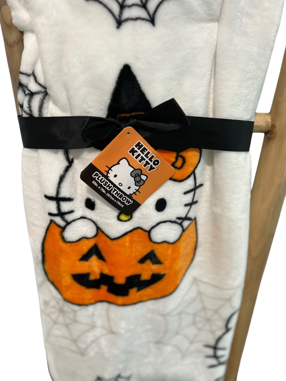 NWT Hello Kitty Halloween Pumpkin Plush Throw Blanket 50x70 White Orange - Picture 3 of 6